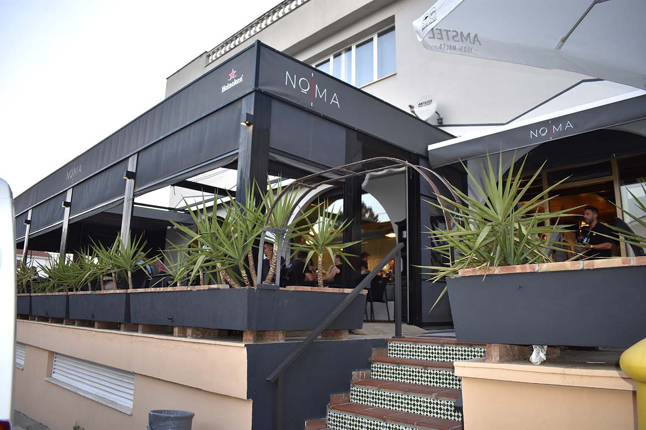 Aspecto del nuevo restaurante Noma en la urbanización Loma Verde. Abajo, los gerentes junto a concejales y directiva de ASCOAL. Aspecto del nuevo restaurante Noma en la urbanización Loma Verde. Abajo, los gerentes junto a concejales y directiva de ASCOAL.