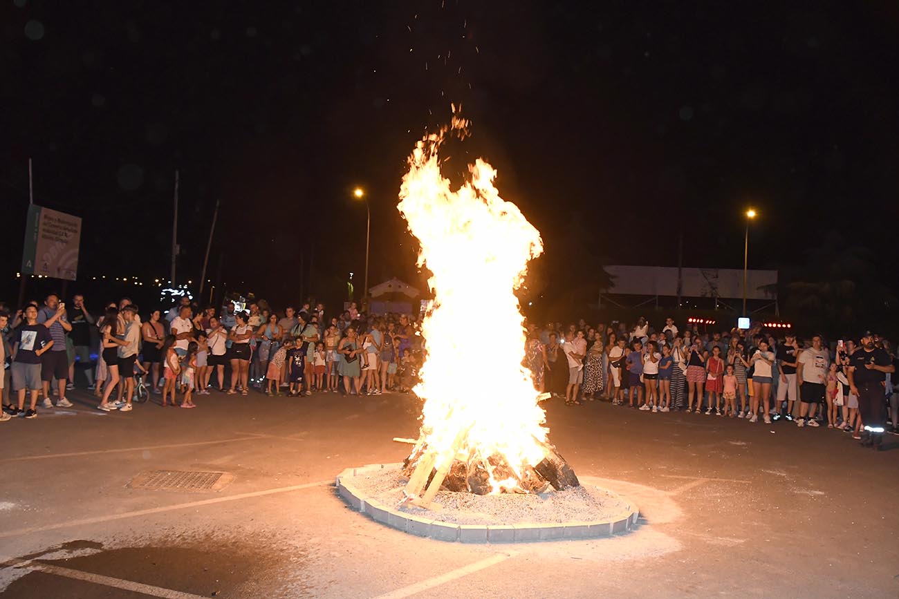Hoguera en la explanada del aparcamiento del polideportivo. Abajo, los participantes arrojan sus papeles con sus deseos. Hoguera en la explanada del aparcamiento del polideportivo. Abajo, los participantes arrojan sus papeles con sus deseos.