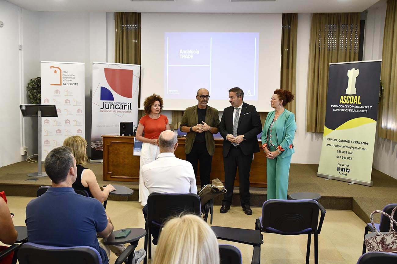 El alcalde junto al delegado y representantes de la Asociación de Empresarios del Juncaril y de ASCOAL en la presentación de la jornada. El alcalde junto al delegado y representantes de la Asociación de Empresarios del Juncaril y de ASCOAL en la presentación de la jornada.