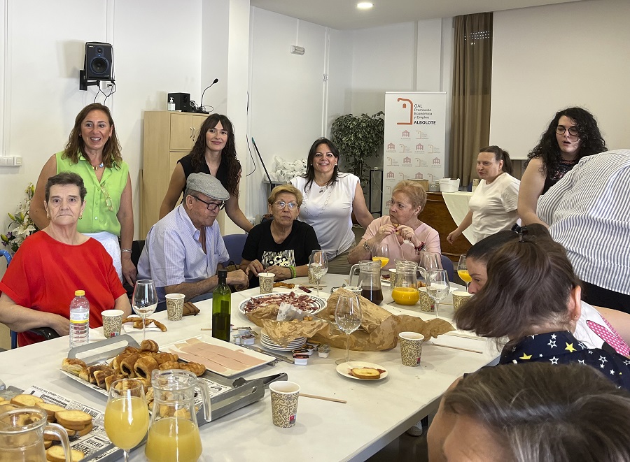 Las concejalas de Servicios Sociales y Tercera Edad, Eugenia Rodriguez e Ingrid Perez, junto a los participantes del programa Las concejalas de Servicios Sociales y Tercera Edad, Eugenia Rodriguez e Ingrid Perez, junto a los participantes del programa