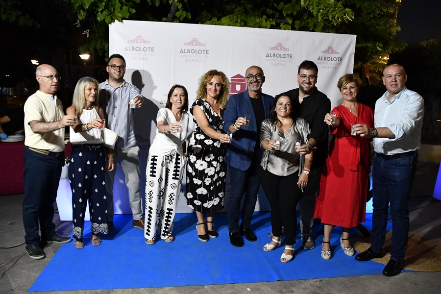 Equipo de gobierno y miembros de la corporacin en la cena homenaje brindan al comienzo de las fiestas Equipo de gobierno y miembros de la corporacin en la cena homenaje brindan al comienzo de las fiestas