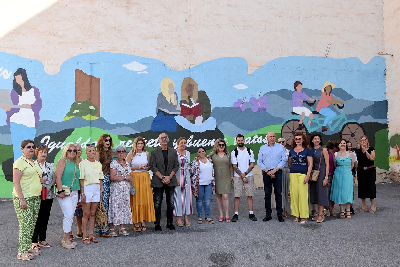 El alcalde, la coordinadora del IAM, representantes del área de Igualdad y mujeres de AMEFA durante la inauguración del mural. El alcalde, la coordinadora del IAM, representantes del área de Igualdad y mujeres de AMEFA durante la inauguración del mural.