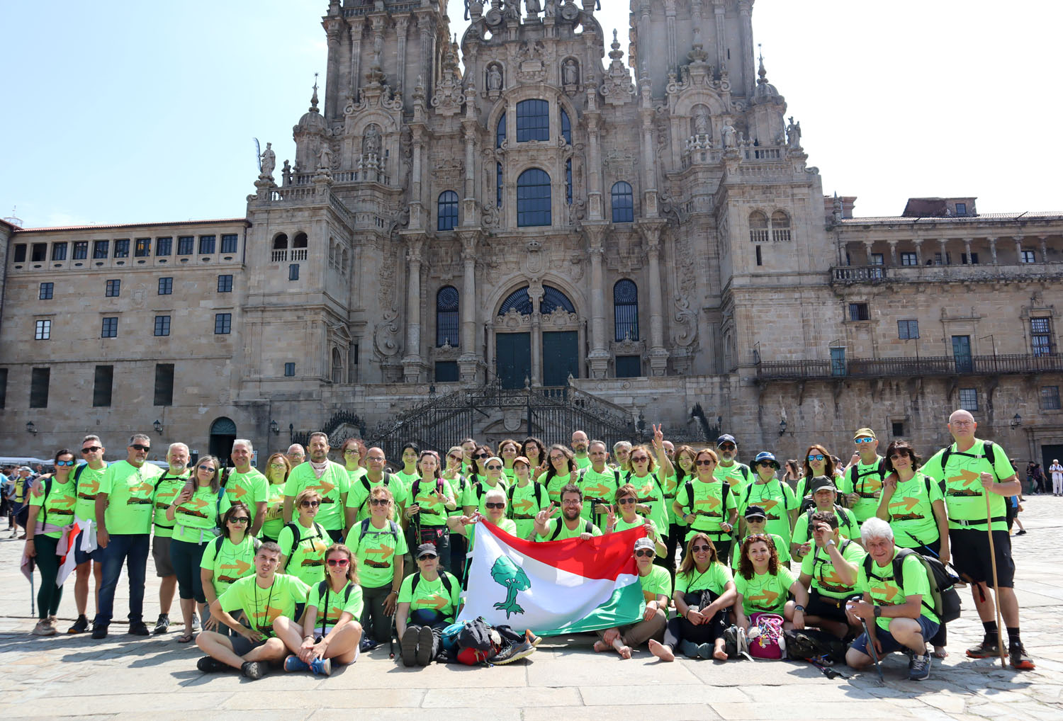 Foto del grupo con la bandera de Albolote en la Plaza del Obradoiro. Este año la camiseta conmemorativa ha sido de color verde. Foto del grupo con la bandera de Albolote en la Plaza del Obradoiro. Este año la camiseta conmemorativa ha sido de color verde.