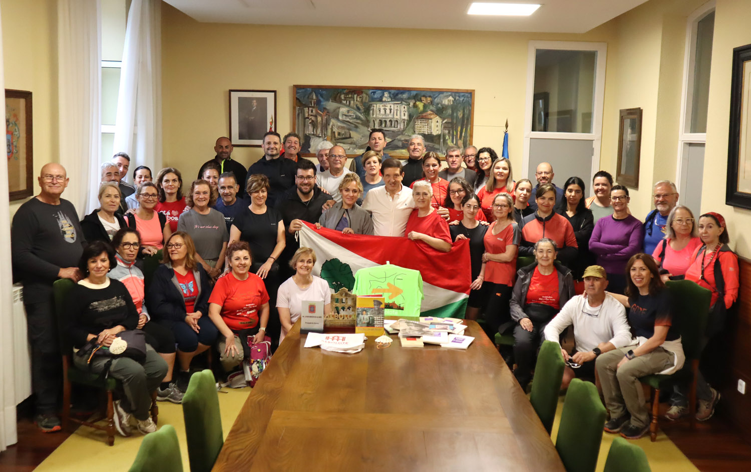 Foto del grupo de peregrinos en el Salón de Plenos de Pola de Allande. En la mesa los libros donados por la Fundación Francisco Carvajal y los presentes que la delegación alboloteña entregó al municipio allandés. Foto del grupo de peregrinos en el Salón de Plenos de Pola de Allande. En la mesa los libros donados por la Fundación Francisco Carvajal y los presentes que la delegación alboloteña entregó al municipio allandés.