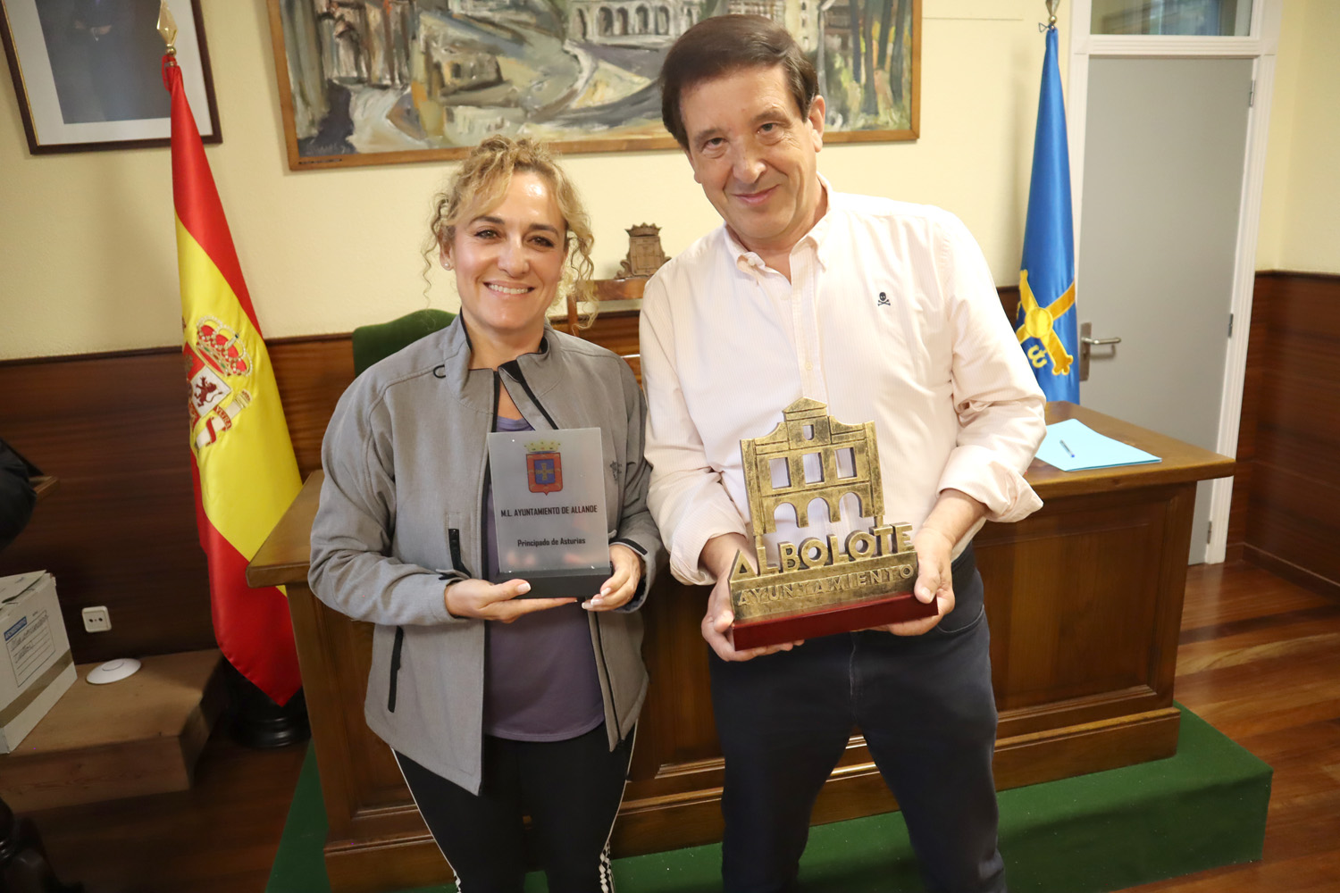 La primer teniente de alcalde de Albolote y diputada provincial, Marta Nievas, y el primer teniente de alcalde de Pola de Allande, Tito lvarez, muestran las placas que intercambiaron. La primer teniente de alcalde de Albolote y diputada provincial, Marta Nievas, y el primer teniente de alcalde de Pola de Allande, Tito lvarez, muestran las placas que intercambiaron.
