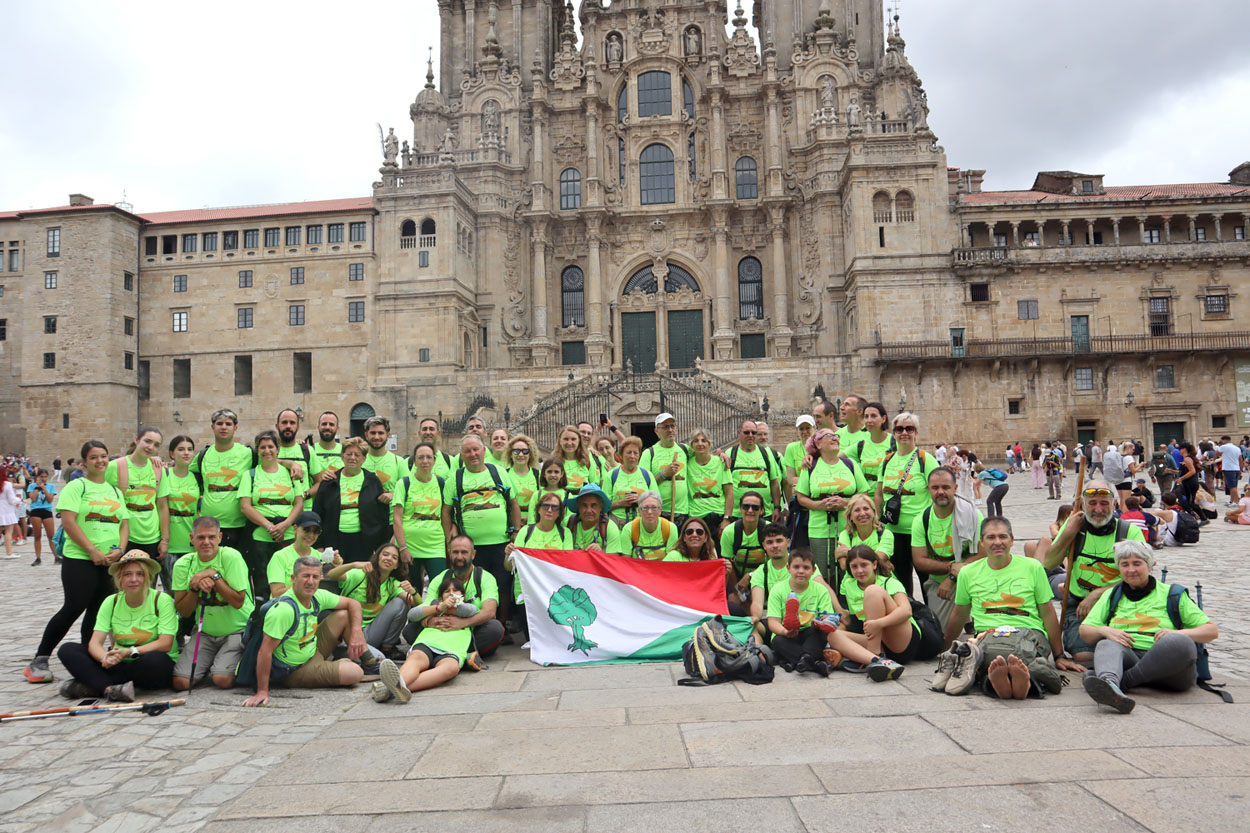 El grupo de peregrinos del Camino Francés posa en la Plaza del Obradoiro tras su entrada en Santiago el viernes 18 de julio El grupo de peregrinos del Camino Francés posa en la Plaza del Obradoiro tras su entrada en Santiago el viernes 18 de julio