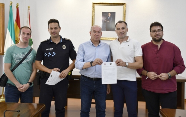 Representantes de la policía local junto con los concejales Juanjo Martínez y José Miguel Rodríguez, tras la firma del acuerdo 