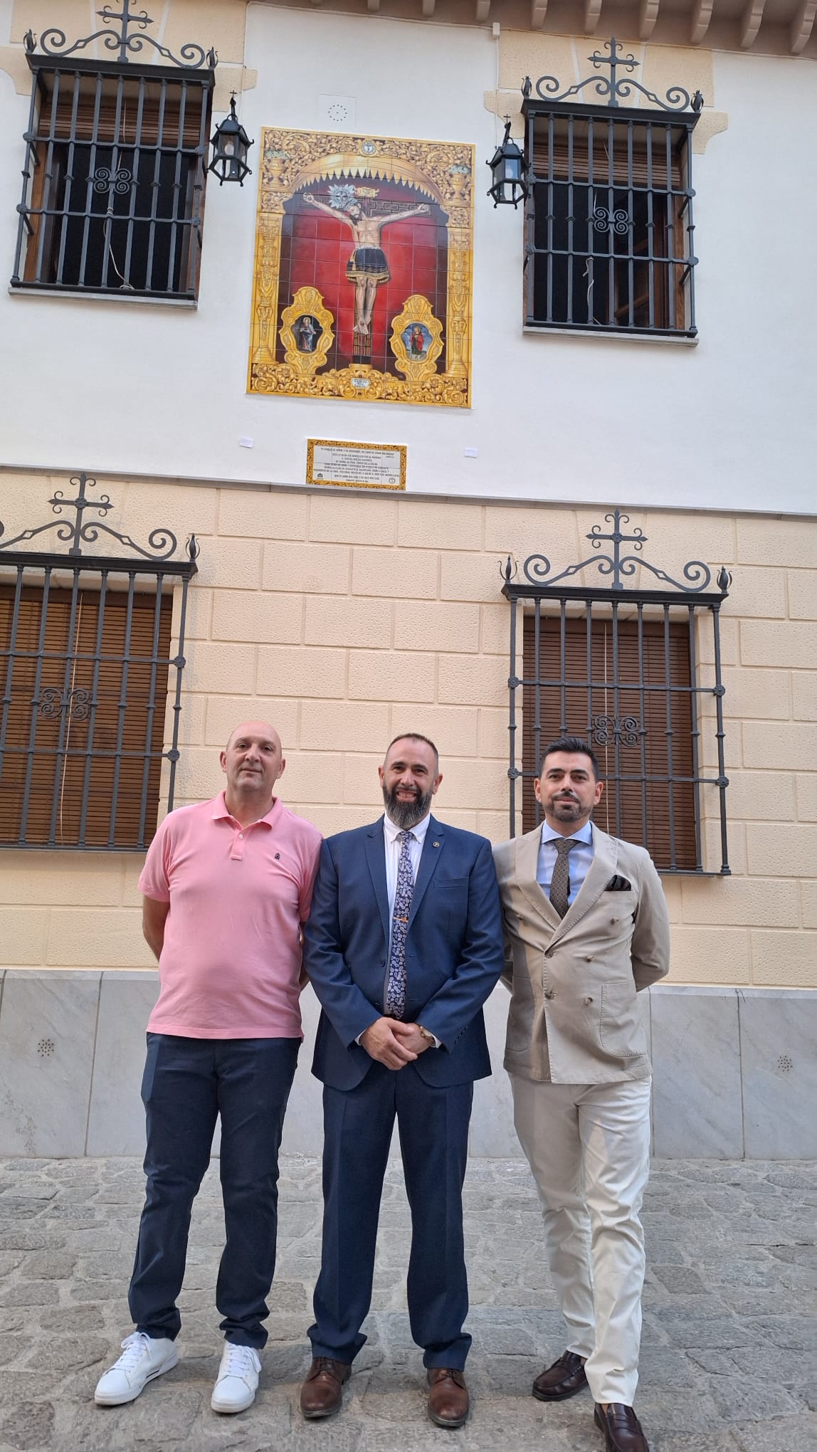 El artista Rafa LLamas, primero por la derecha, junto a Pepe Ruiz (centro) presidente de la Asociación Cultural Cristo de la Salud, y Antonio Montoro, el albañil encargado de colocar el mosaico, el día de la inauguración del lienzo. El artista Rafa LLamas, primero por la derecha, junto a Pepe Ruiz (centro) presidente de la Asociación Cultural Cristo de la Salud, y Antonio Montoro, el albañil encargado de colocar el mosaico, el día de la inauguración del lienzo.