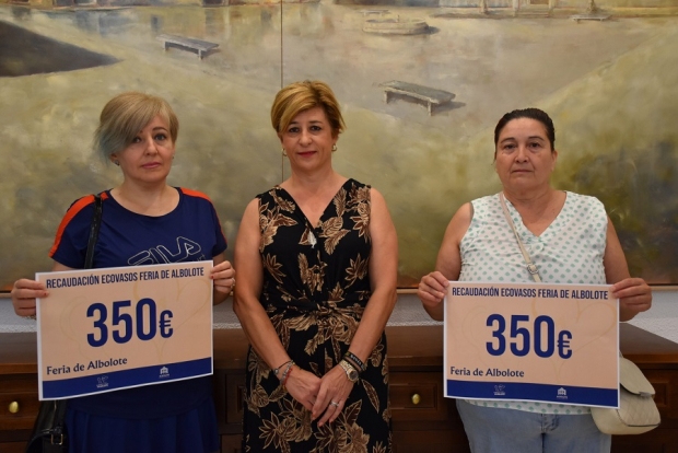  La concejala de Medio Ambiente (centro) junto a representantes de las colonias felinas durante la entrega del dinero recaudado