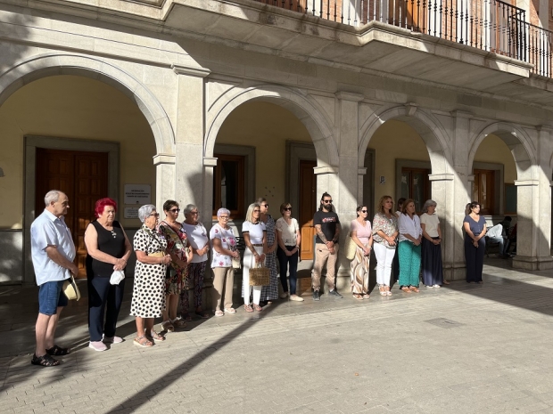 Minuto de silencio en la fachada del Ayuntamiento de Albolote