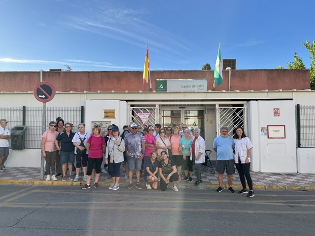 Fotografía grupal de los participantes del encuentro junto a personal sanitario del centro de salud