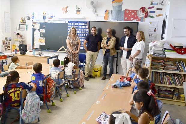 El alcalde y la concejala de Educación visitan un aula del colegio San Isidro Labrador de El Chaparral. Abajo, un grupo de alumnos ocupa sus aulas en el Abadía.