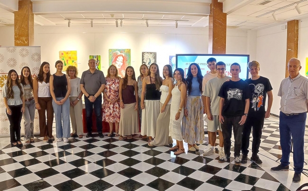 Los bachilleres premiados junto a miembros de la Fundación, concejales y el director del IES Aricel.