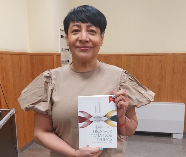 Lorena Avelar presentando su libro en Albolote 