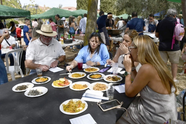 La concejala de Fiestas, Ingrid Pérez y demás miembros del jurado probando los arroces 
