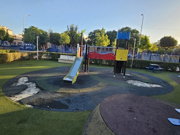 Una fotografía de un parque infantil de Albolote 