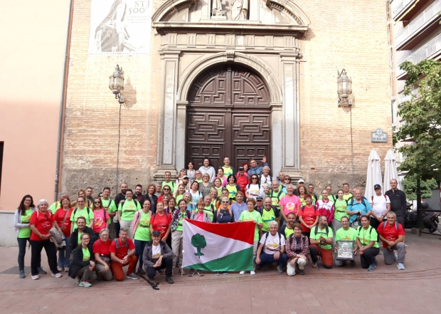 Grupo de peregrinos en la Plaza de San Juan de la Cruz de Granada en el inicio de la primera etapa del Camino Real de San Juan de la Cruz 