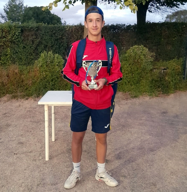 Ismael Padial con el trofeo de campeón en Otura
