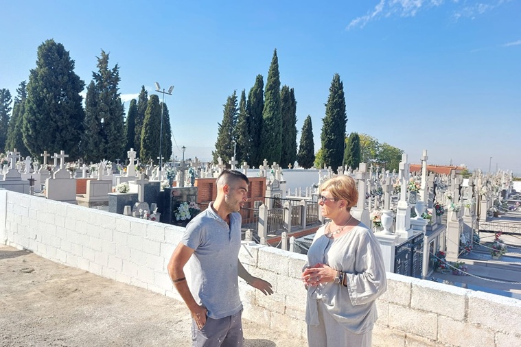 La concejala de Medio Ambiente, Rosario Ramírez, visitó el cementerio para supervisar las labores de mantenimiento La concejala de Medio Ambiente, Rosario Ramírez, visitó el cementerio para supervisar las labores de mantenimiento