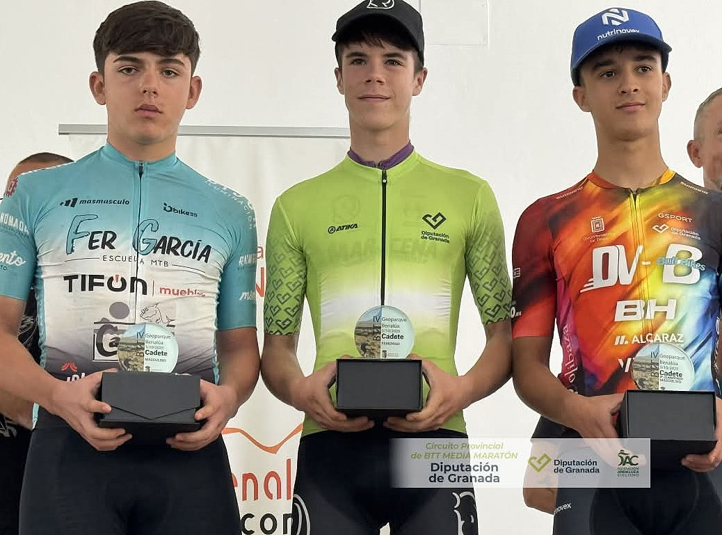 Adrián Navarro, en el centro de la imagen, en lo más alto del podio en la prueba de Benalúa con el maillot de líder del circuito provincial Adrián Navarro, en el centro de la imagen, en lo más alto del podio en la prueba de Benalúa con el maillot de líder del circuito provincial