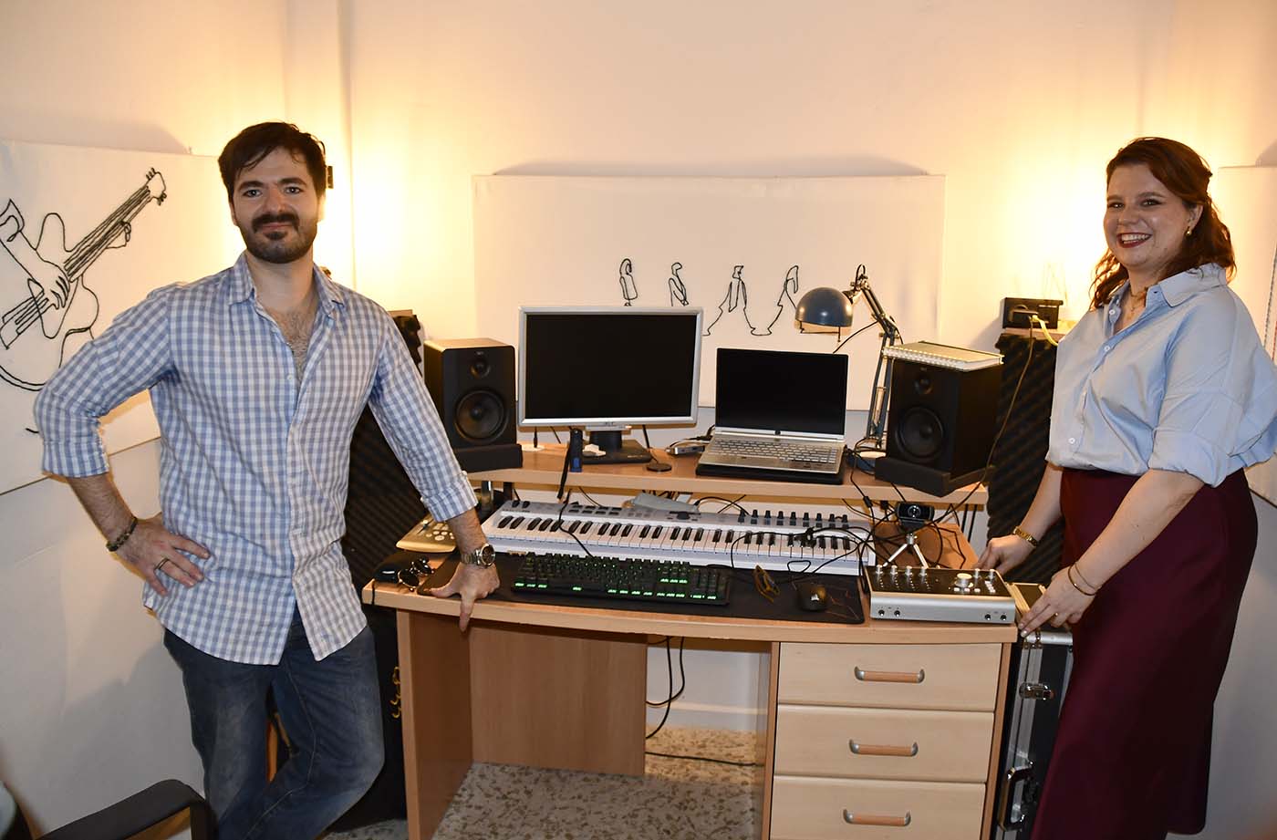 Alberto Alché Martínez y Cristina Serra de Torres en el estudio de grabación de Music Lab. Abajo, un momento de la presentación del nuevo proyecto. Alberto Alché Martínez y Cristina Serra de Torres en el estudio de grabación de Music Lab. Abajo, un momento de la presentación del nuevo proyecto.