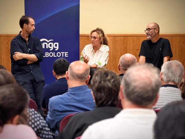 La presidenta del PP, Marta Nievas, junto a militantes y simpatizantes