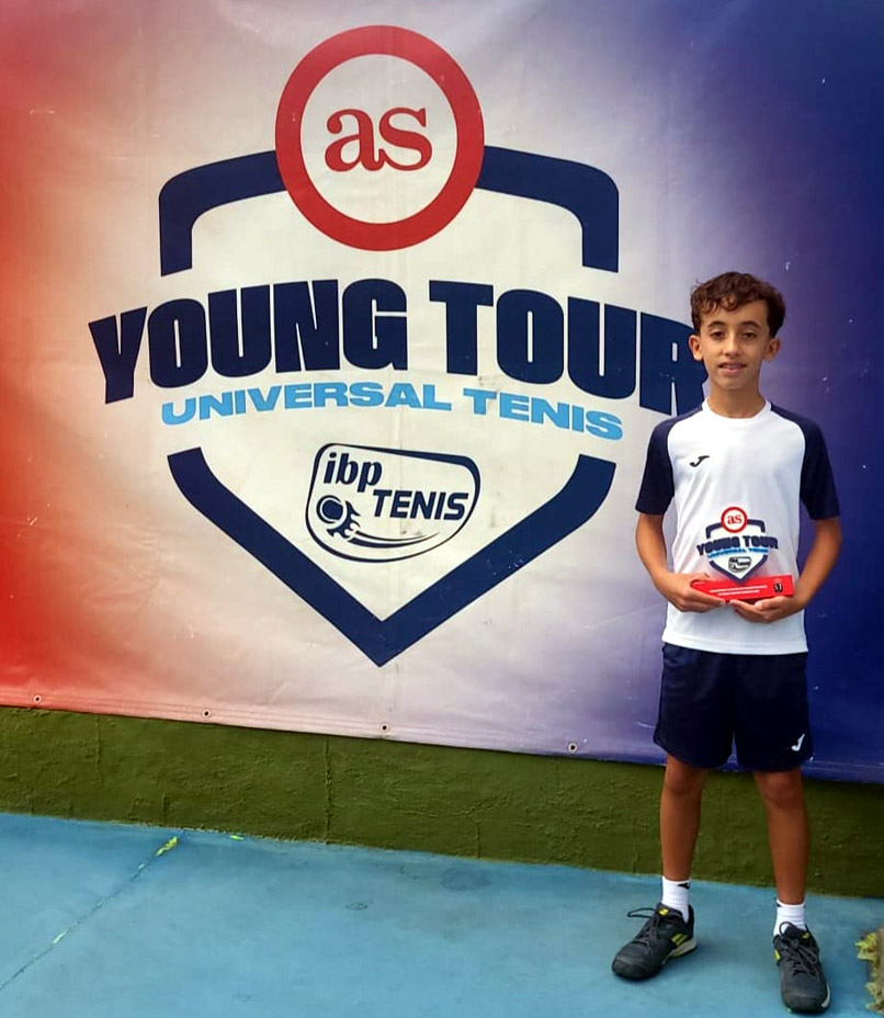 Iván Nievas con su trofeo de campeón del torneo Iván Nievas con su trofeo de campeón del torneo