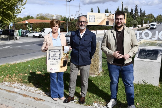 El alcalde, Salustiano Ureña, la concejala Rosario Ramírez y el concejal Juanjo Martínez en la presentación de la campaña. Abajo, valla de la campaña ubicada en Paseo Colón.