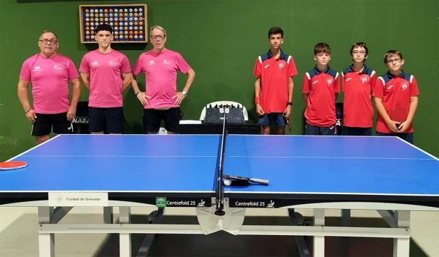 Los jugadores del Albolut TM, a la izquierda, junto a los del Ciudad de Granada (ALBOLUT TM)