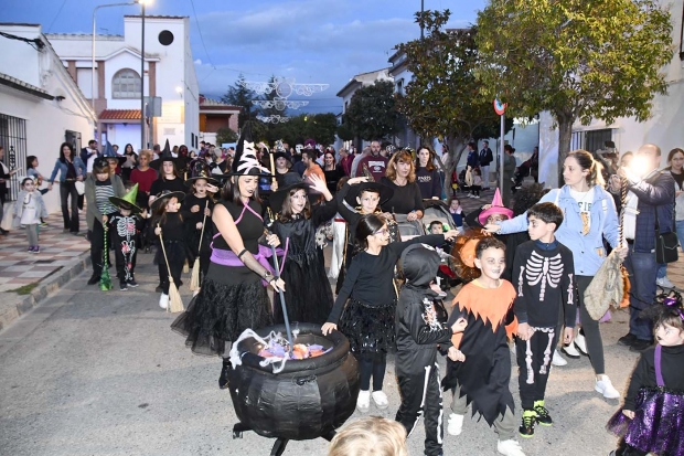 Un momento del inicio del pasacalles de la noche de ánimas de El Chaparral.
