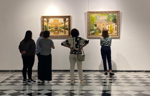 Público admirando la obra del pintor Miguel Yedra