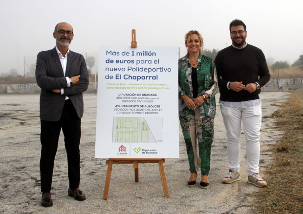 Salustiano Ureña junto a Marta Nievas y Juan José Martínez en los terrenos donde se construirá el nuevo polideportivo de El Chaparral (J. PALMA)