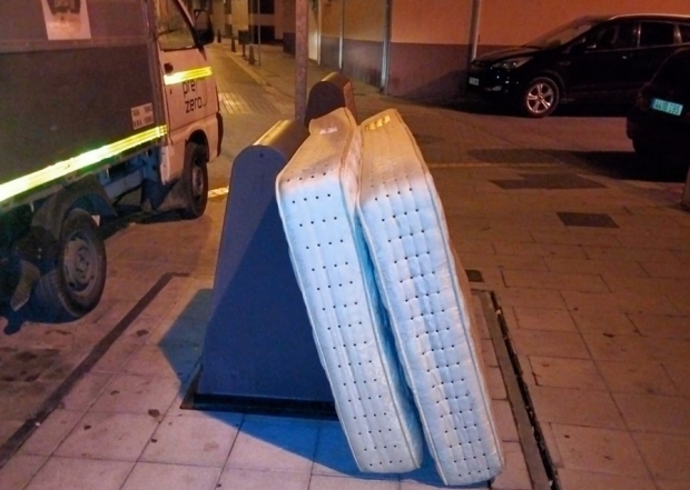 Colchones depositados sobre las plataformas de los contenedores soterrados 