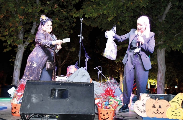 Momento del sorteo de regalos de la campaña de Halloween de la Asociación de Comerciantes.