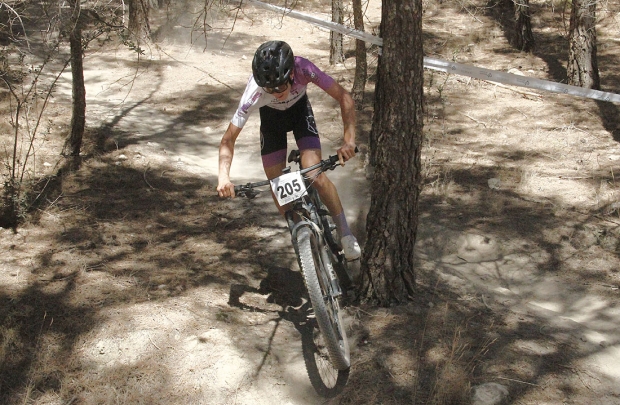 Adrián Navarro en un momento de la carrera que disputó y ganó en Albolote (J. PALMA)