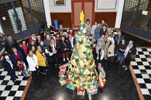 Algunas de las participantes junto a su árbol de ganchillo en el hall de la casa de la cultura 