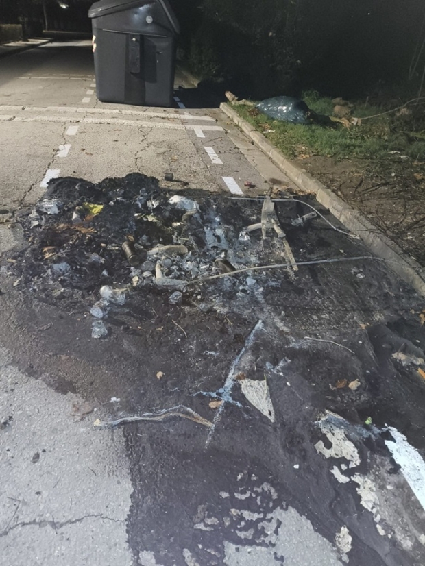 Contenedor quemado por el depósito de cenizas