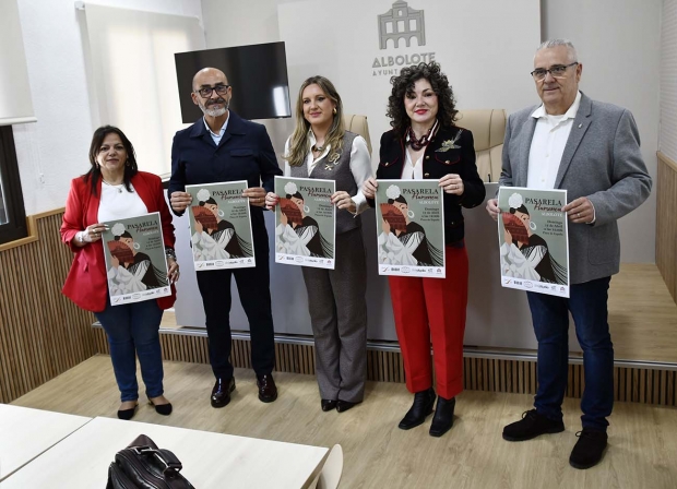 El alcalde y la concejala de Comercios con los tres diseñadores de moda flamenca de Albolote.