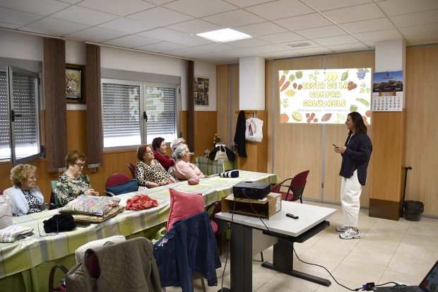 Un momento de la conferencia sobre alimentación saludable en el club de jubilados de Albolote.