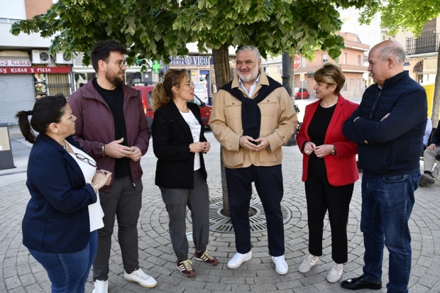 Pablo García, candidato (PP) junto a miembros de su partido en la plaza de España 