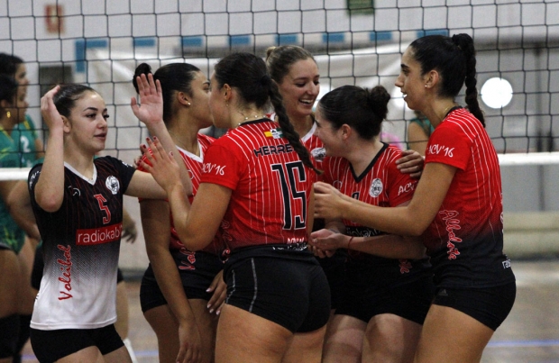 Las jugadoras del Fundación Francisco Carvajal de Albolote celebran la victoria en un partido (J. PALMA)