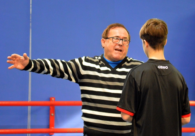 Miguel Rafa Fernández, entrenador del equipo, da instrucciones a un jugador (J. PALMA)