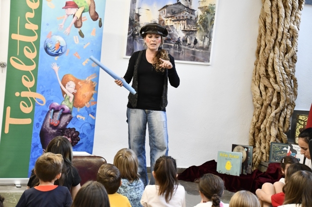 Un momento del cuentacuentos organizado en la biblioteca municipal 