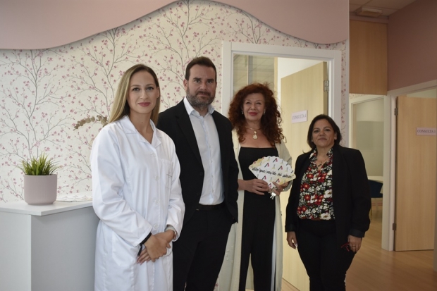 La presidenta de ASCOAL y la concejala de Comercio visitaron la nueva clínica de psicología 