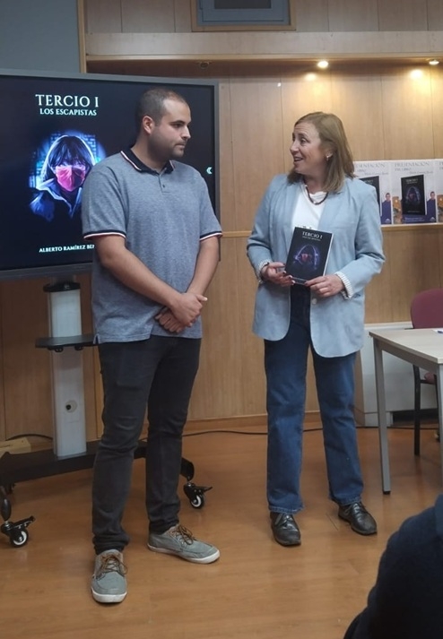 La concejala de Cultura, Eugania Rodríguez Bailón junto al escritor Alberto Ramírez