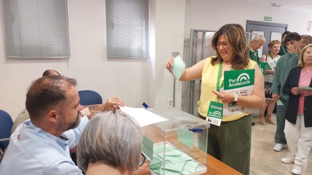 Lidia Milena, candidata Por Andalucía, votando en servicios sociales 