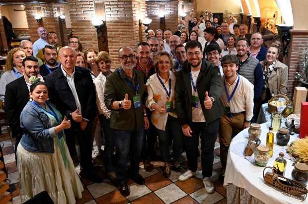 Militantes del Partido Popular de Albolote junto con los responsables de la formación política celebran los resultados electorales