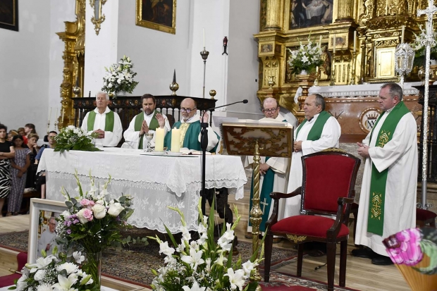 Un momento de la misa funeral en memoria del sacerdote fallecido. Abajo, la Iglesia de la Encarnación repleta de vecinos de la localidad.