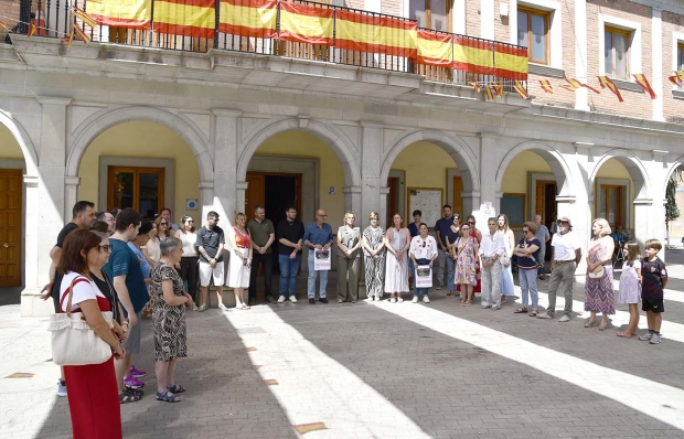 Minuto de silencio a las puertas del Ayuntamiento de Albolote en solidaridad con las víctimas de Venezuela.