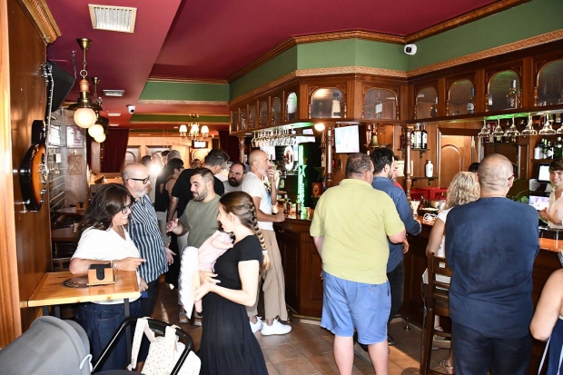 Ambiente en la reapertura del pub Genesys. Abajo, el alcalde de Albolote, junto a varios concejales y uno de los nuevos socios del local.